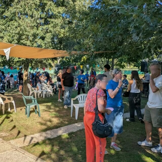 ❤️ GRAZIE DI CUORE! IL NOSTRO OPEN DAY È STATO UN ABBRACCIO IMMENSO🐾🐱

Vedere ieri così tante persone venire in rifugio e lasciare libera la curiosità di osservare, fare domande, accarezzare i nostri gatti e condividere un po' di tempo insieme a noi è stato un dono meraviglioso. 

Fare volontariato per i gatti abbandonati, maltrattati, dimenticati, per quelli che non hanno un posto sicuro da chiamare "casa", significa inevitabilmente vedere i due lati della medaglia. Perché se da un lato ci scontriamo quotidianamente con il cinismo, la superficialità e l'indifferenza di cui solo l'essere umano può essere capace, dall'altro ci permette di vivere giornate meravigliose come quella di ieri. ❤️ Dedicare il nostro tempo ed energie a chi ha bisogno e ai gatti di nessuno è la nostra risposta all'indifferenza, e la vostra presenza ieri ci ha dimostrato che NON SIAMO SOLI.

Speriamo con tutto il cuore che abbiate sentito il calore, la dedizione e l'amore che ogni singolo volontario mette in ciò che fa quotidianamente perché Emergenza Randagi Forlì ODV possa continuare ad esserci.

GRAZIE a chi c'era, a chi sostiene i nostri mici ogni giorno e a chi sceglie, insieme a noi, di essere parte del cambiamento.✨

#EmergenzaRandagiForli #OpenDay #Volontariato #GattiniInCercaDiCasa Grazie